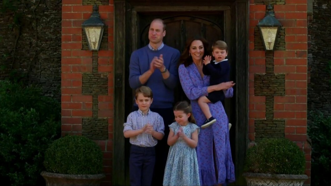 Kate och familjen klappar händerna för den brittiska vårdpersonalen.