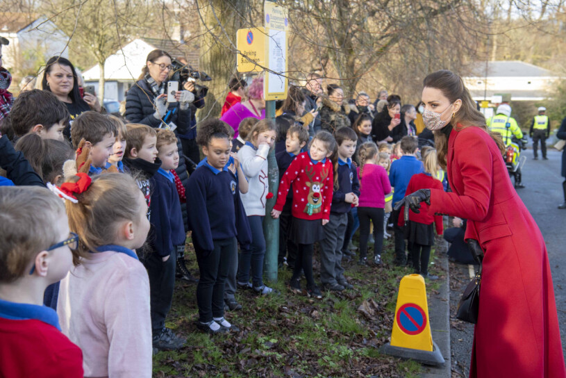 Kate och William åkte på en tågturné för att se hur det stod till ute i landet under pandemin. Ett vällovligt initiativ, men folksamlingarna som uppstod var ju inte så bra...