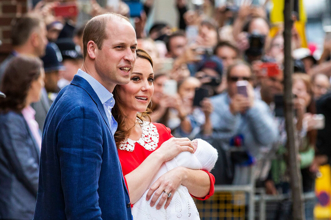 Hertigen och hertiginnan av Cambridge fick sitt tredje barn, prins Louis, på Lindo Wing, St Marys Hospital i London Kate och William får sitt tredje barn, prins Louis