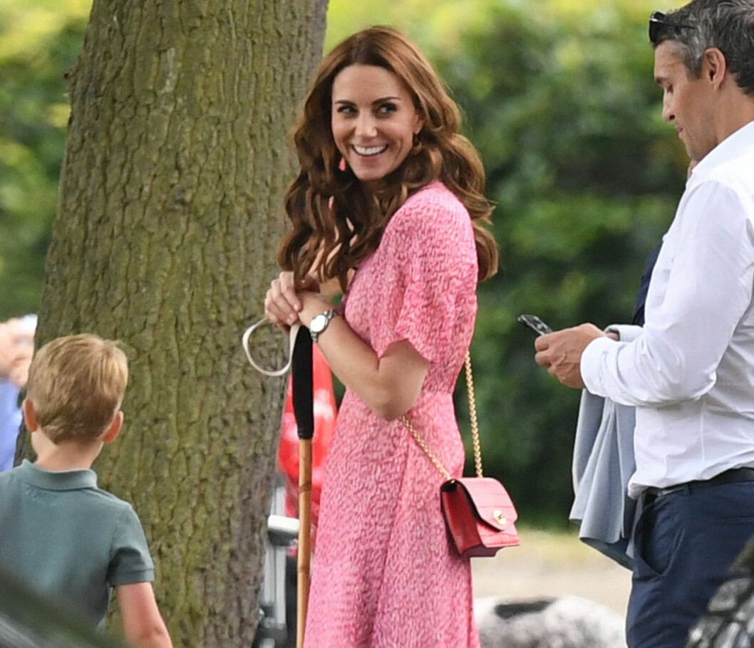 Kate på polomatch i rosablommig sidenklänning från LK Bennett.