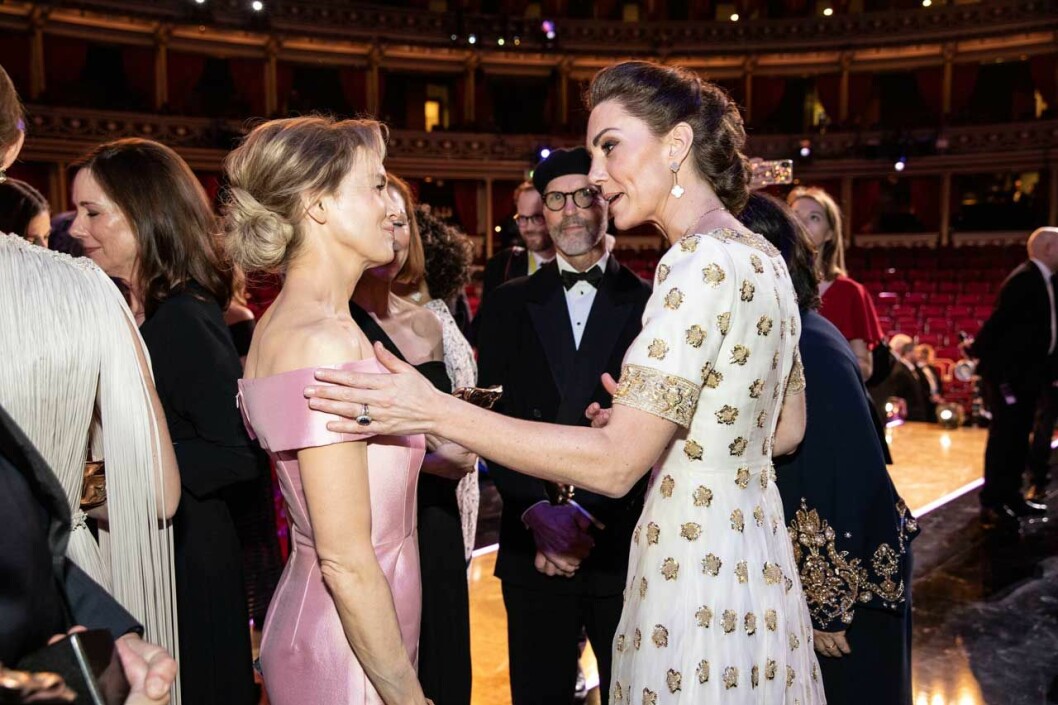 Kate med Bridget Jones, alltså skådespelerskan Renee Zellweger. Renee kammade hem priset för Årets skådespelerska för rollen i filmen <em>Judy</em>. Kate med Renee Zellveger