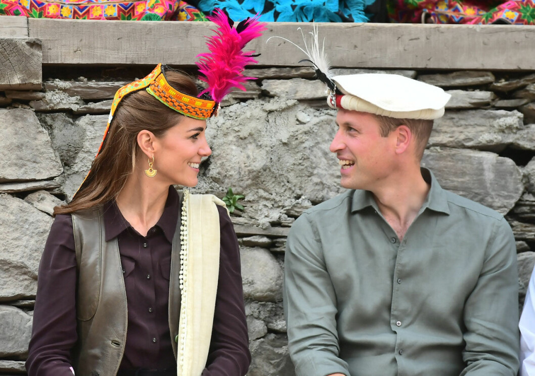 Kate och William i roliga mössor.