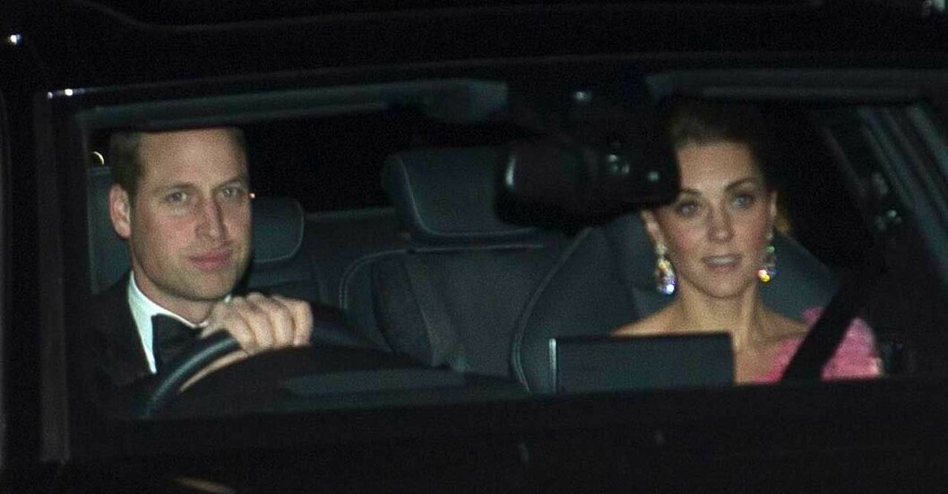 Kate slog till på två klänningar i samma modell. Här ser du en skymt av den rosa. Prins William och hertiginnan Kate på väg till prins Charles 70-årsfest. Klänningen kommer från Alexander McQueen.