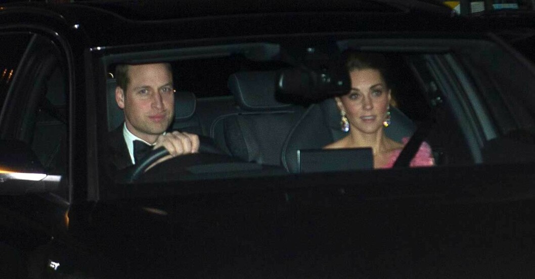 Prins William rattade bilen själv och bredvid satt Kate och glittrade. Prins William och hertiginnan Kate på väg till prins Charles 70-årsfest på Buckingham Palace.