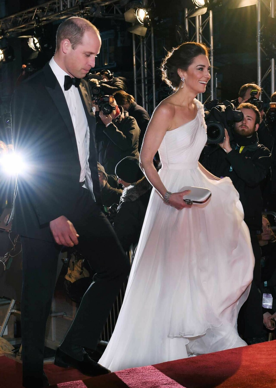 Kate var kvällens baldrottning i sin snövita Alexander McQueen. Prins William och hertiginnan Catherine (Kate) på den brittiska filmgalan. Hon i en vit assymetrisk klänning från Alexander McQueen.