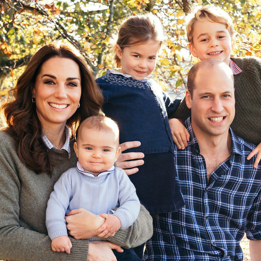 Mer townhouse än palats hos William och Kate och barnen George, Charlotte och Louis. Prins William och Kate och barnen George, Charlotte och Louis.