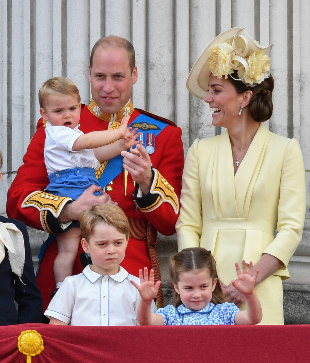 Direkt bakom prins William finns det bara ett gäng småttingar: Prins George, 6, prinsessan Charlotte, 4, och prins Louis, 1. Kate och prins William med sina barn prins George, prinsessan Charlotte och prins Louis.