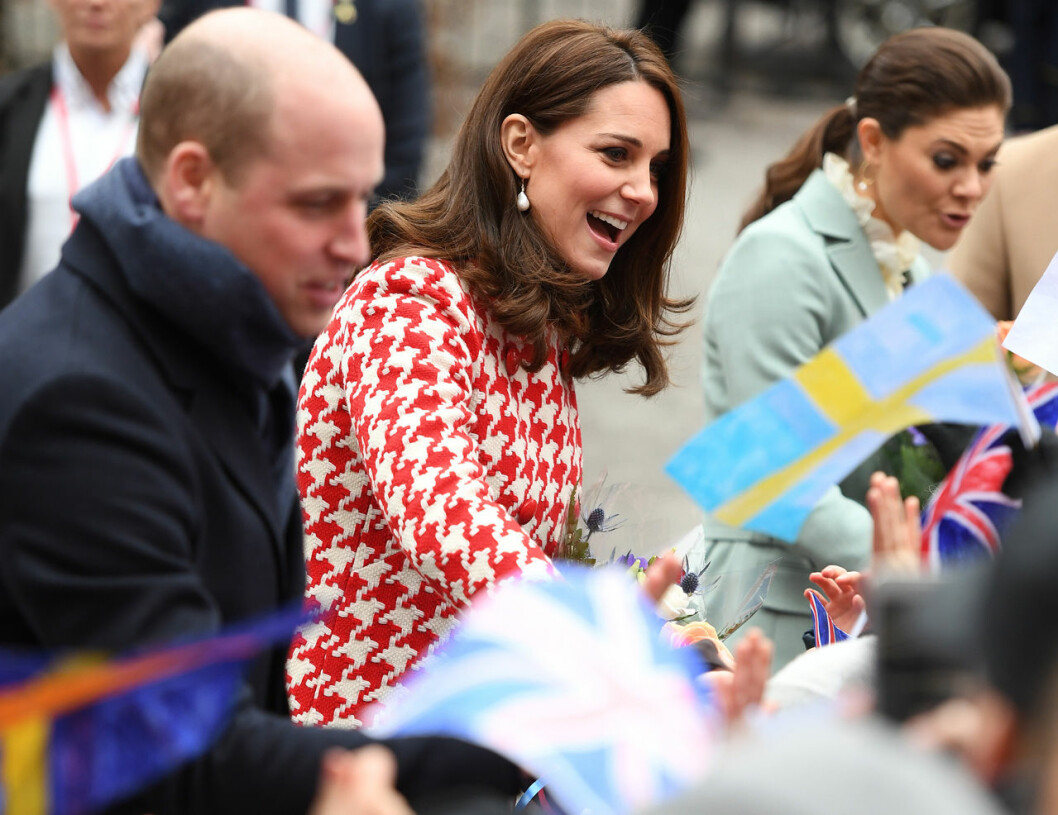 Kate och William träffar folk, till höger kronprinsessan Victoria. Kate och William med Victoria i Stockholm 2018