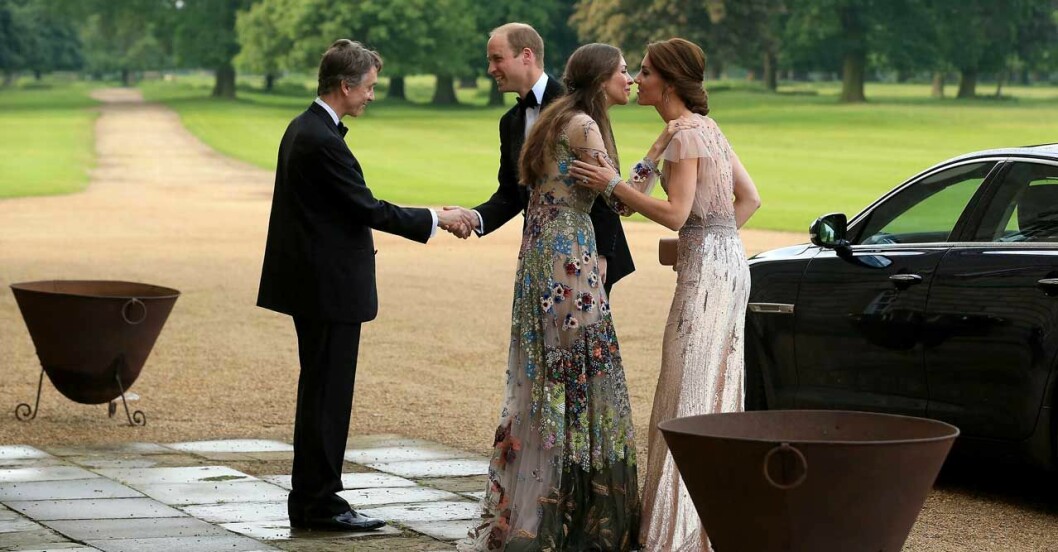 De båda paret tillsammans när Kate och William välkomnas till en galamiddag av markisparet. Kate och William o paret Cholmondeley