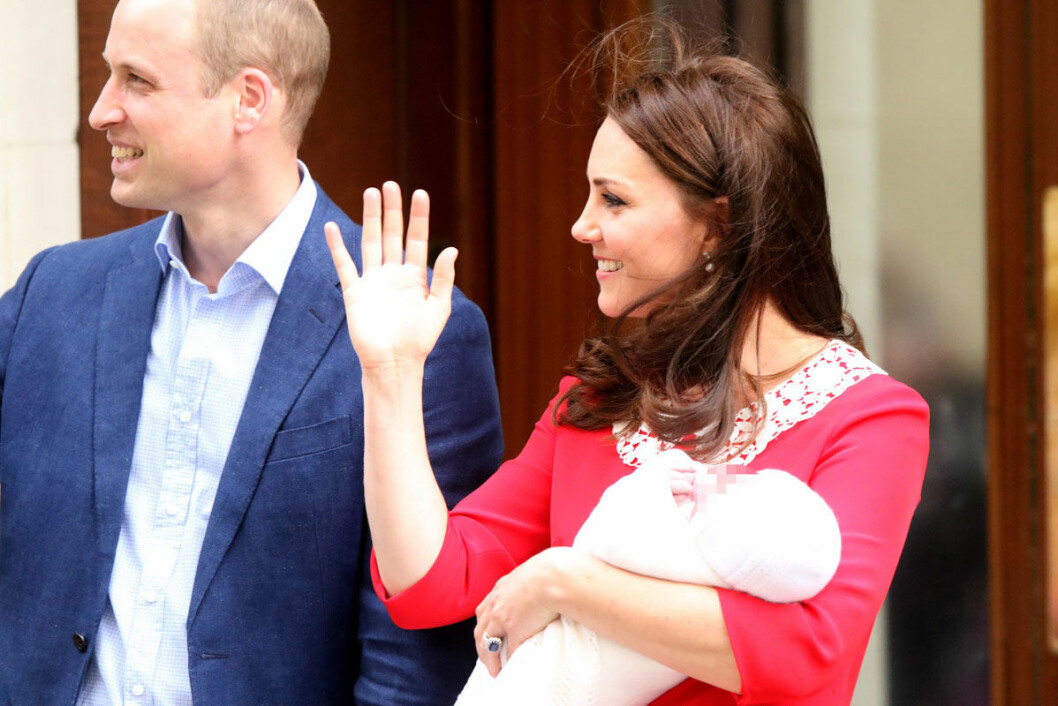Den blåsiga, kuliga vårluften gjorde Kate lite orolig att deras lille pojke frös. Den blåsiga, kuliga vårluften gjorde Kate lite orolig att deras lille pojke frös.