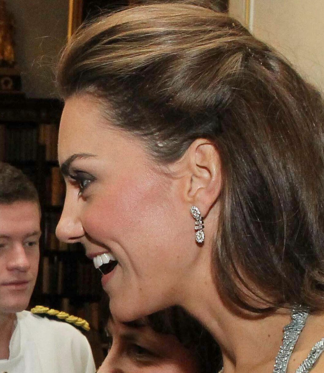 Prinsessan Kate 2011 i profil, med ett ärr på hennes huvud