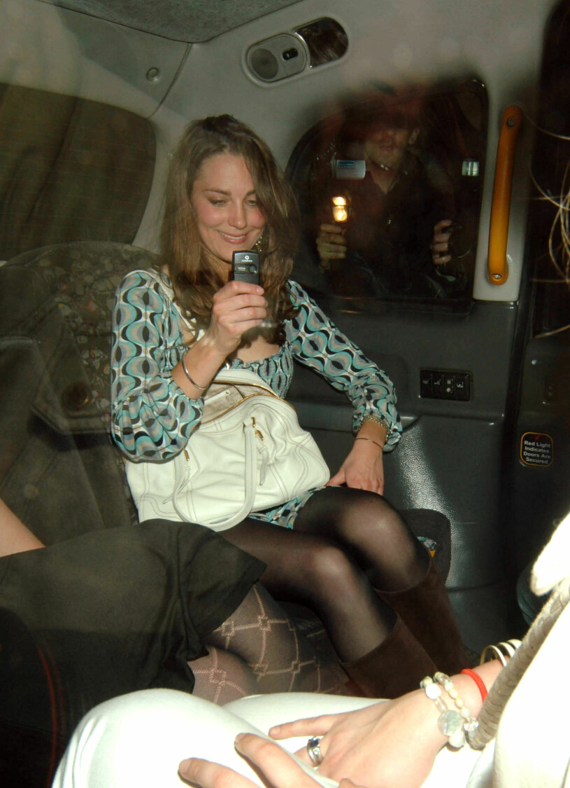 Hemfärd från nattklubb 2007, och Kate passar på att själv fota paparazzin!