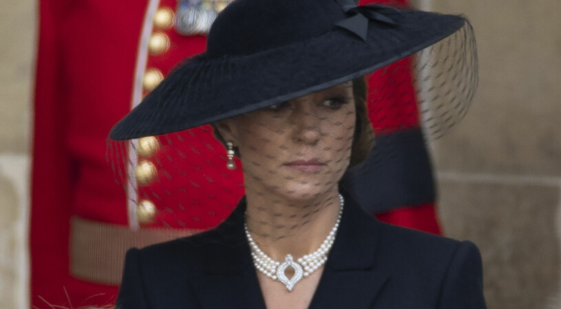 Kates fantastiska smycken som en gång var drottning Elizabeths.