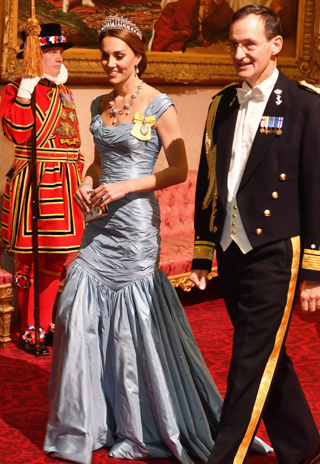 Hertiginnan Kate strålade i duvblå klänning och prinsessan Dianas tiara. Hertiginnan Kate strålade i duvblått, draperat siden och tiara.