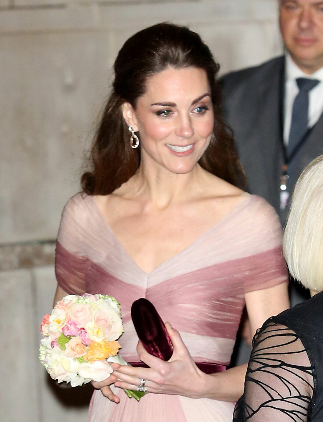 Kate i rosa klänning från Gucci och rosa rouge. Kate i rosa klänning