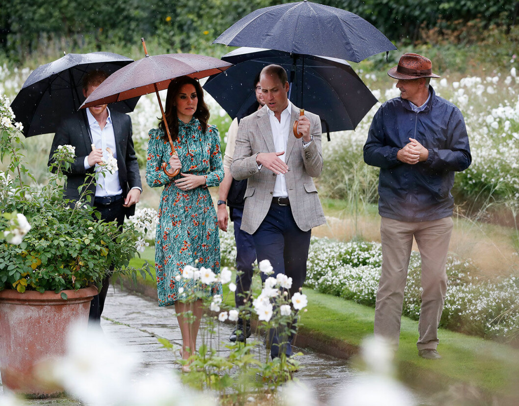 Kate och William vid Kensington Palace. Hertiginnan Kate och Prins William