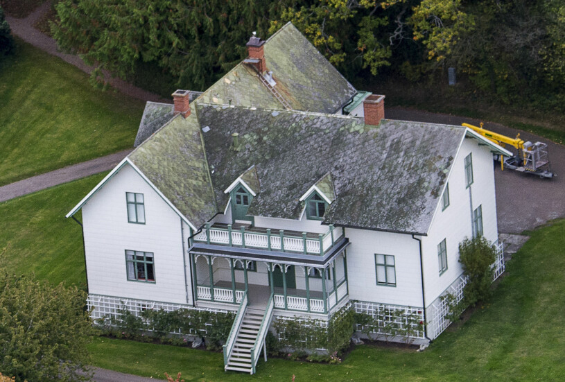 Madeleine och Sofia delar på Sollidens mest okända hus: Kavaljeren, 500 kvadrat stort och byggt i vinkel. Kavaljershuset Solliden Prinsessan Madeleine Prinsessan Sofia med familjer