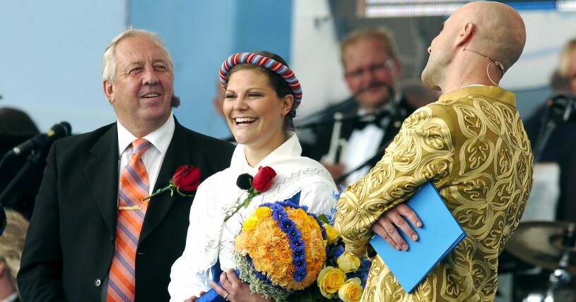 Kay Wiestål och kronprinsessan Victoria på scen, Victoriadagen 2004. Kay Wiestål, kronprinsessan Victoria och Mark Levengood