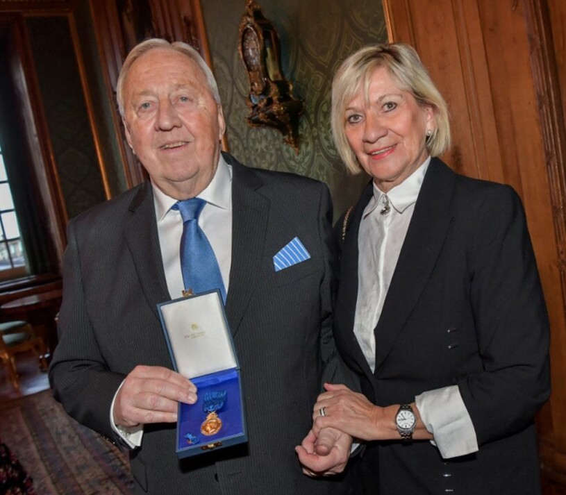 Kay Wiestål och hustrun Camilla, efter att Kay fått medalj från kungen.