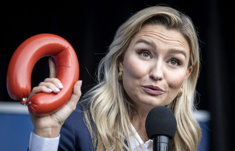 Kanske Sveriges kändaste korv? Ebba Busch med en falukorv