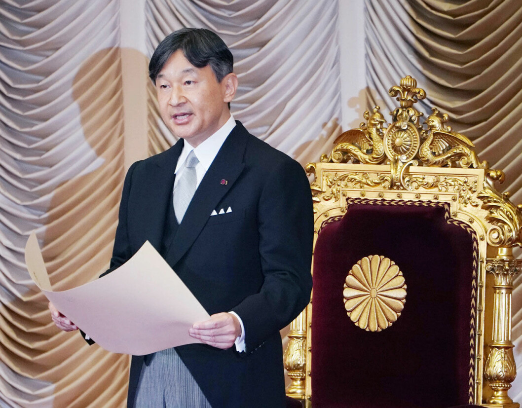 Inget annat kungahus är lika formellt som det japanska – kejsaren betraktas nästan som en gud. Kejsar Naruhito