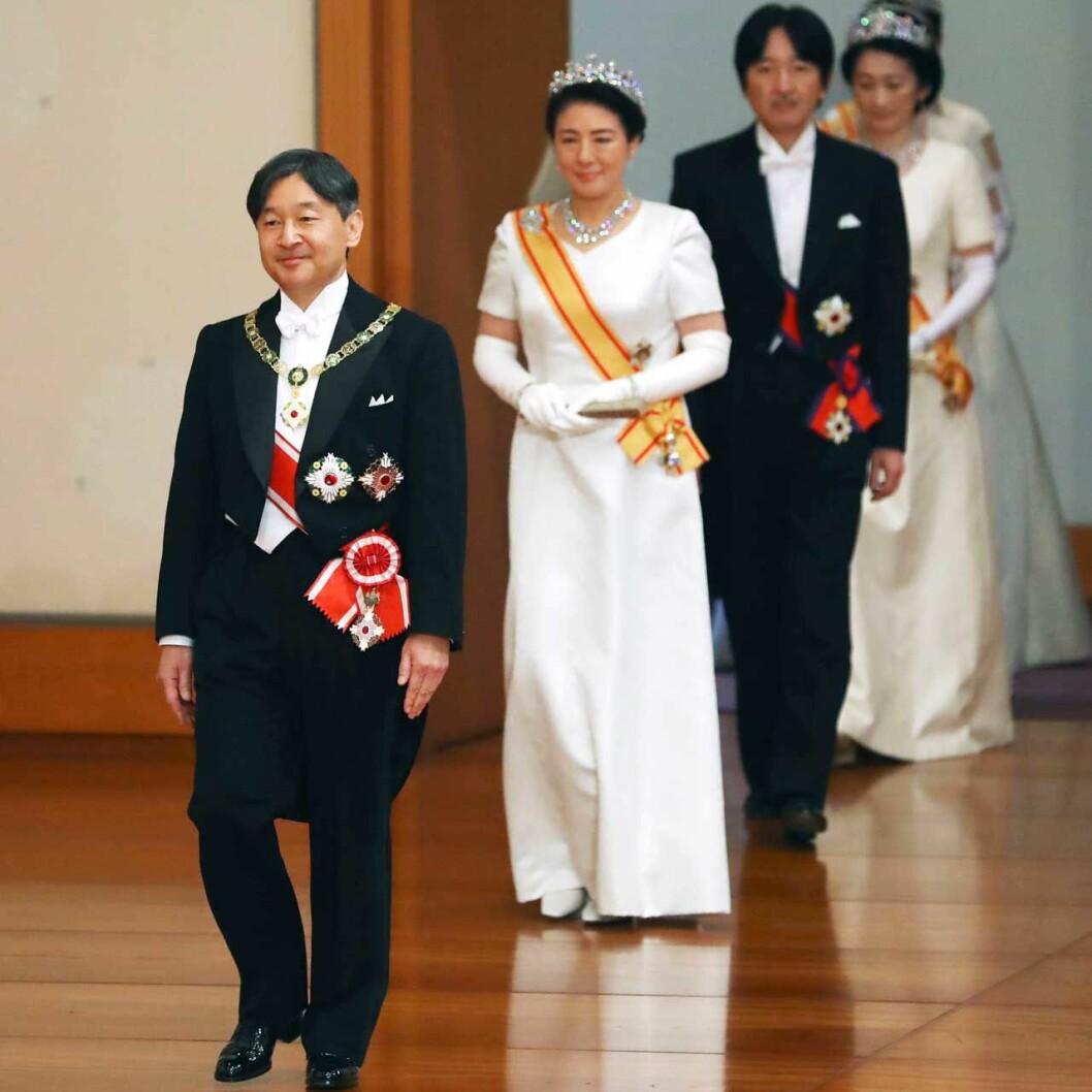Kejsarparet Naruhito och Masako vid tronskiftet i april 2019. Bakom skymtar nye kronprinsen Fumihito. Kejsarparet Naruhito och Masako vid tronskiftet i april 2019. Bakom syns nye kronprinsen Fumihito.