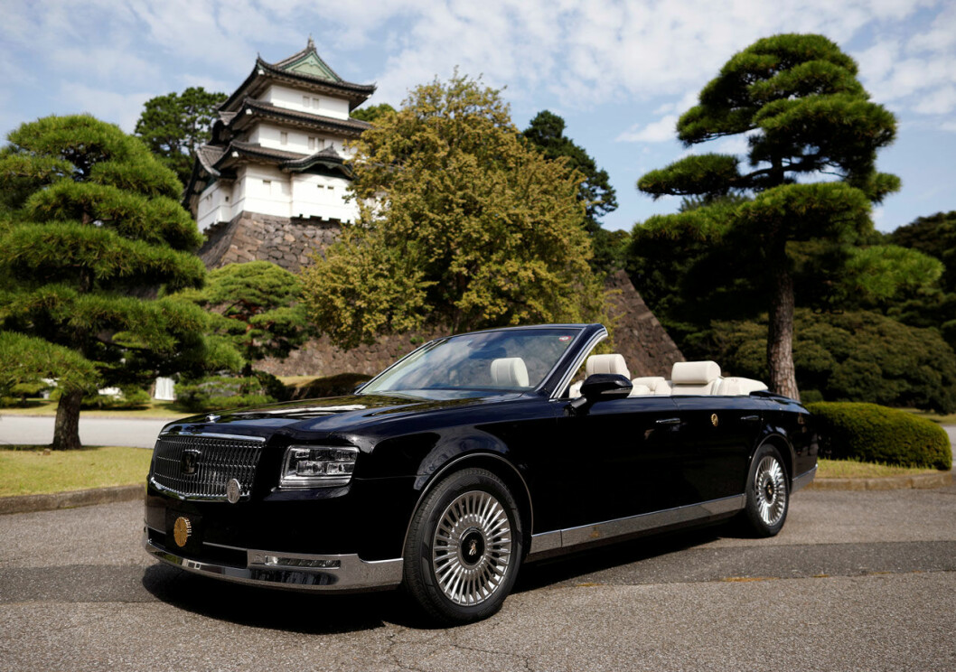 Egentligen var det tänkt att kejsarparet skulle ha åkt kortege genom Tokyo i denna splitternya Toyota, men nu är kortegen inställd, av respekt för offren för tyfonen Hagibis som drabbade Japan i helgen. Japans nya kejsare skulle ha åkt kortege i denna öppna Toyota, men nu är kortegen framflyttad.