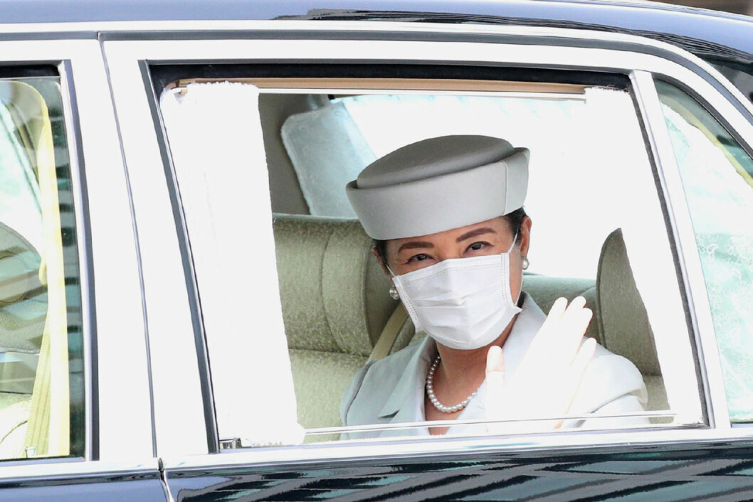 Japans kejsarinna väljer den säkra vägen: Munskydd till hatten. Kejsarinnan Masako i munskydd.