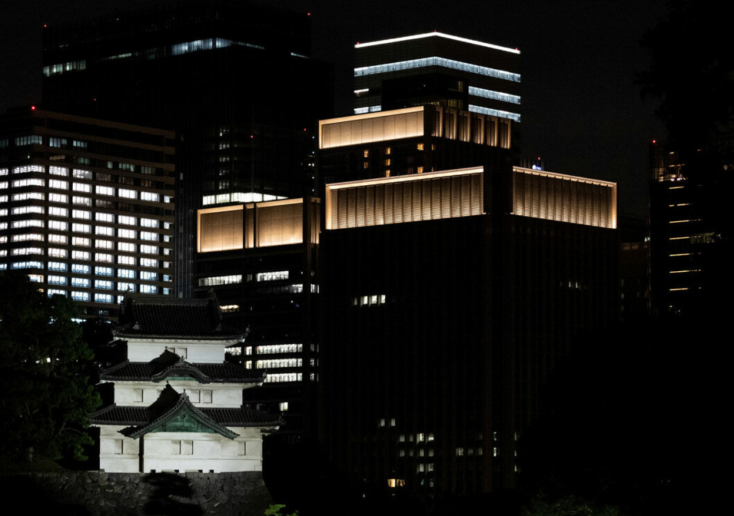 Kejsarpalatset i Tokyo. Där pågår firandet av kröningen, med Victoria och kungen som gäster.