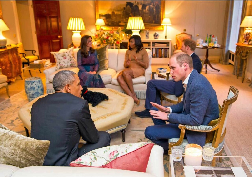Kates och Williams privata våning sträcker sig över fyra våningsplan och här ser du vardagsrummet. Det privata vardagsrummet hemma hos prins William och Kate på Kensington Palace.