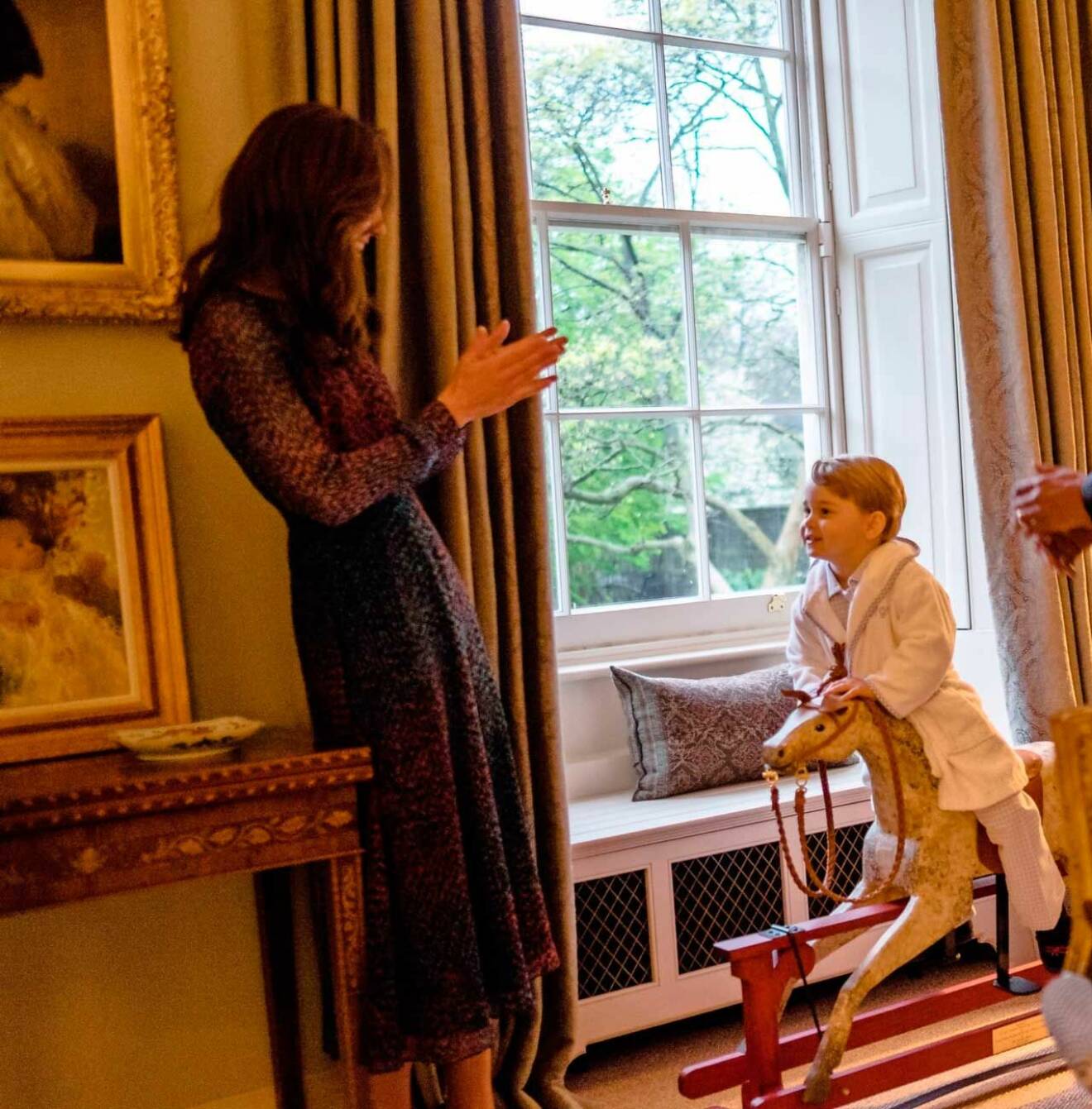 Fönsternischen hemma i vardagsrummet hos prins William och Kate på Kensington Palace.