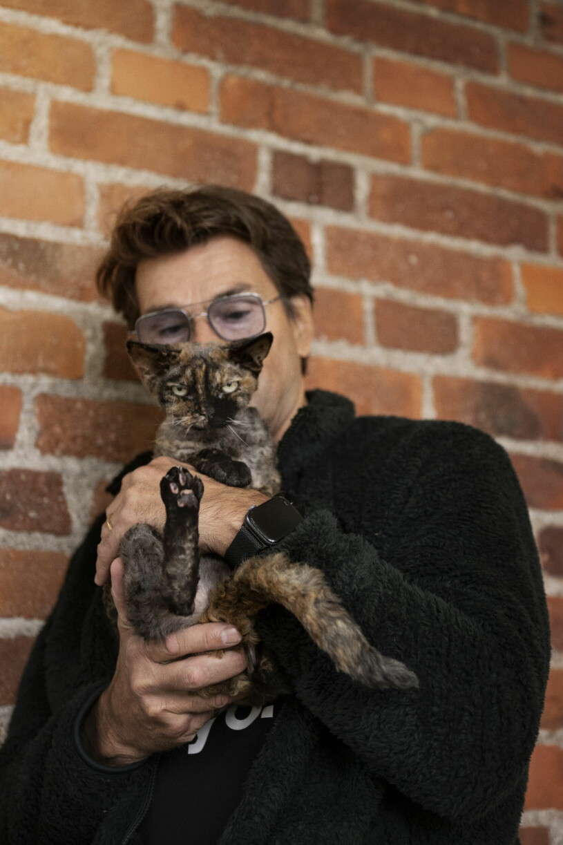 Niklas Strömstedt med katten Kerstin Strömstedt, som tyvärr gick bort i oktober. Niklas Strömstedt och katten Kerstin Strömstedt
