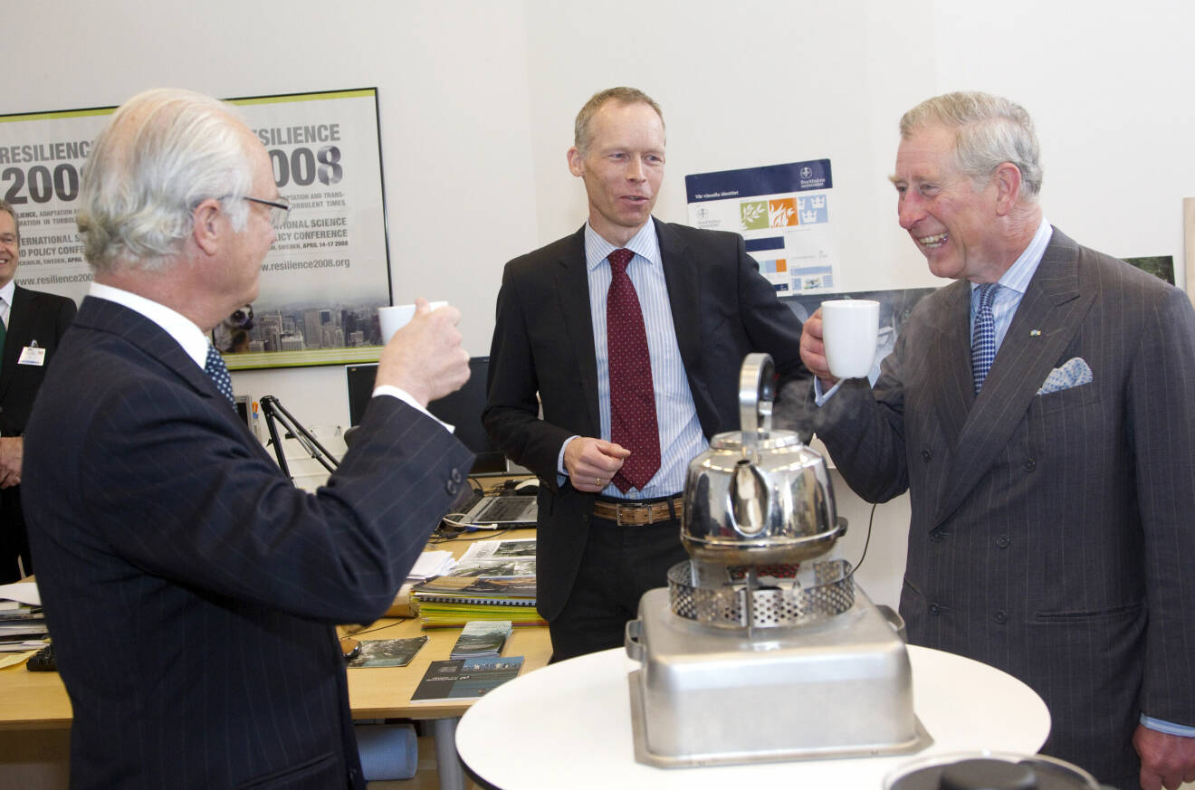 Kung Carl Gustaf och kung Charles skålar med te