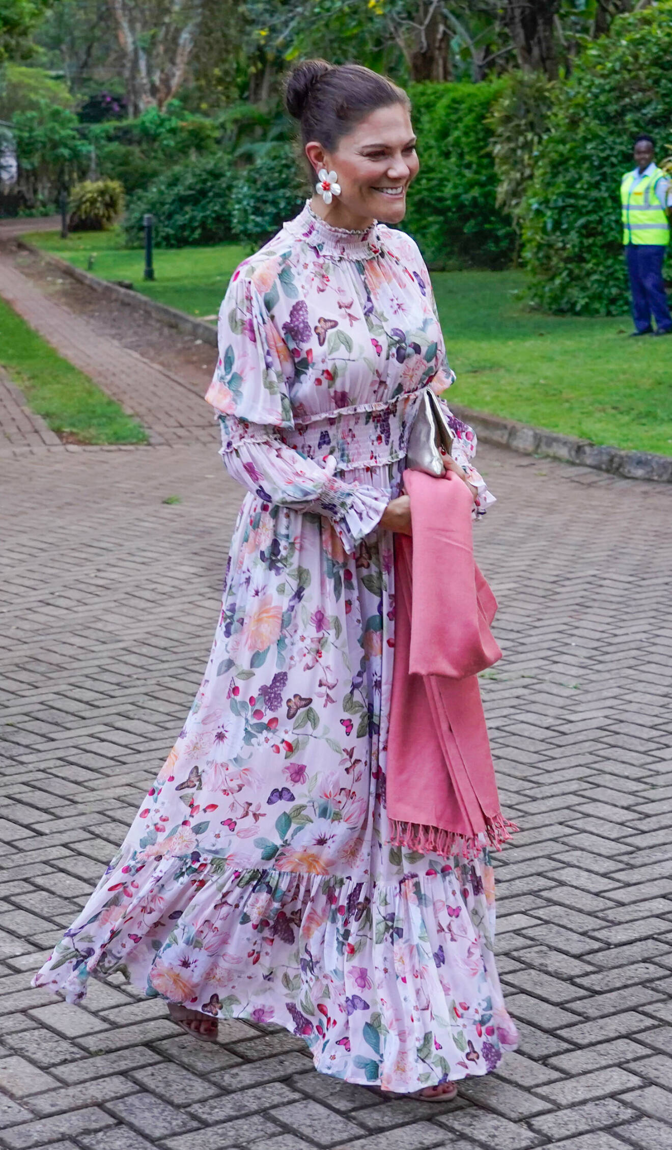 Kronprinsessan Victoria i en blommig sommarfin klänning under resan i Kenya