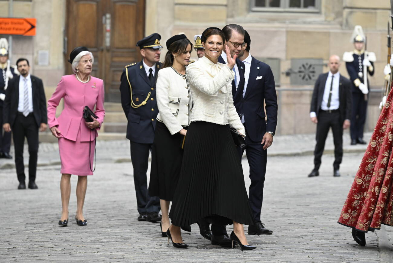 Prinsessan Sofia och kronprinsessan Victoria anländer till gudstjänsten i Storkyrkan