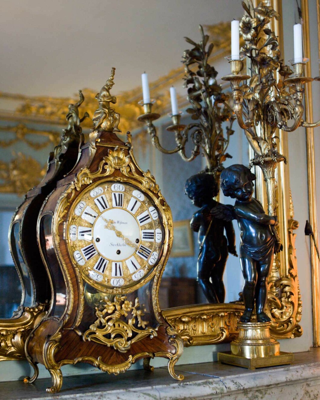 Det här förgyllda bordsuret står på öppna spisen i Prinsessan Sibyllas våning på Stockholms slott.