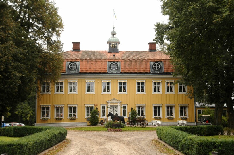 Det är en ståtlig byggnad Steffo har i sin ägo. Knistad Herrgård i Skövde utifrån, som Steffo Törnquist nu äger. Ett gult stort 70-tals hus.