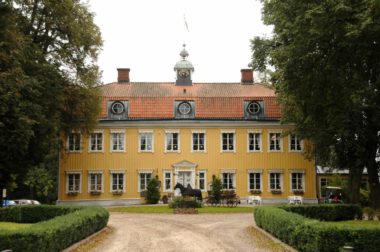 Knistad Herrgård i Skövde utifrån, som Steffo Törnquist nu äger. Ett gult stort 70-tals hus.