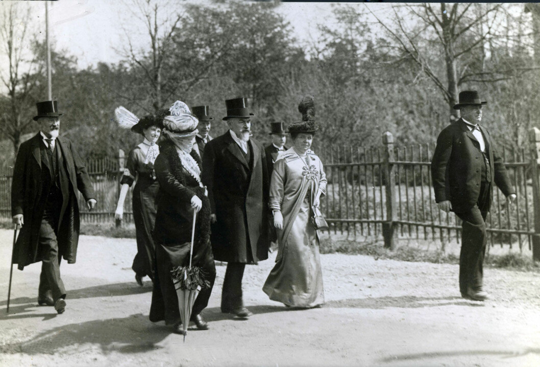 Knut och Alice Wallenberg, Knut i hög hatt mellan de båda damerna och Alice till vänster om honom. Knut och Alice Wallenberg.
