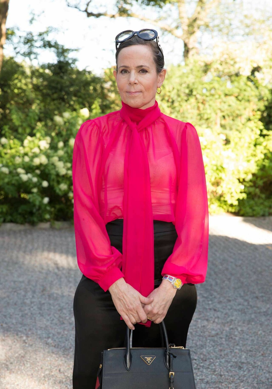 Sara Danius i sitt signaturplagg: knytblusen. Sara Danius i sitt signaturplagg: knytblusen.
