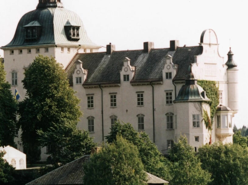 Slottet är tre våningar, och rymmer runt ett fyrtiotal rum. Koberg Slott, där prinsessan Desirée bor