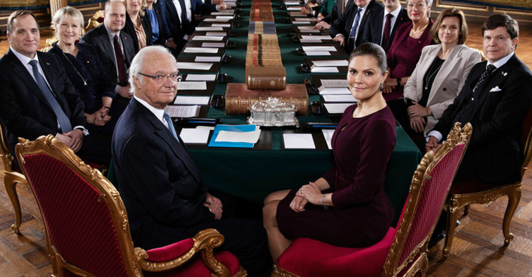 Kronprinsessan Victoria i en vinröd klänning, signerad Camilla Thulin. Kronprinsessan Victoria i vinrött från Camilla Thulin