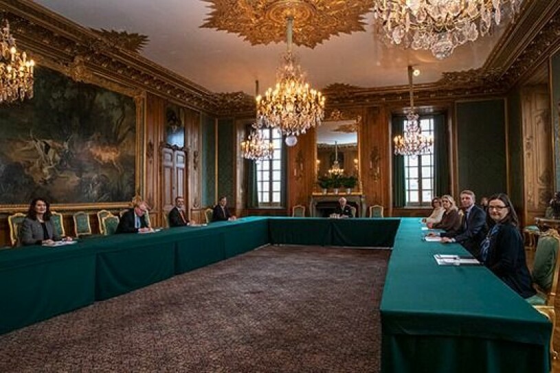 Så här såg det ut vid dagens informationskonselj i Lovisa Ulrikas matsal på Stockholms slott. På grund av corona-restriktionerna var det betydligt färre deltagare än vanligt: Bara kungen, statsministern och sex statsråd. Konselj Stockholms slott Kungen Statsminister Stefan Löfven Statsministern Kungliga slottet