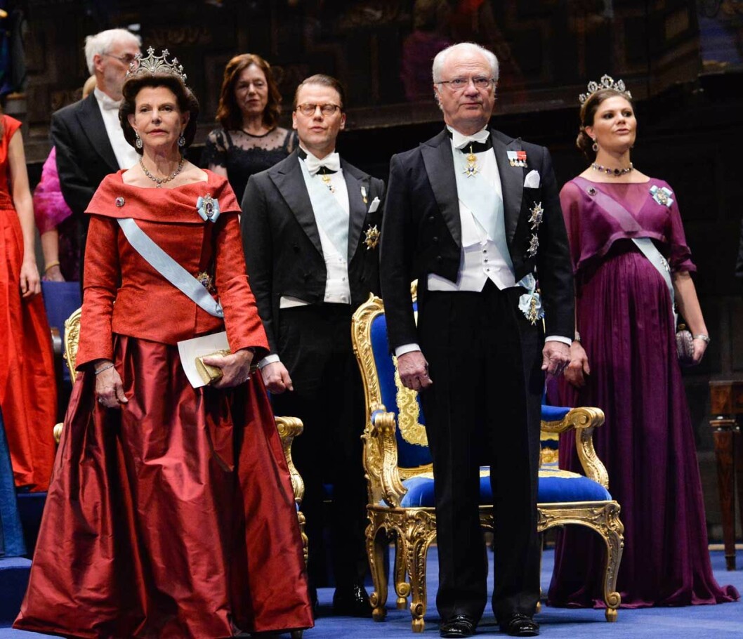 2015: Alla sitter rätt. Kungafamiljen Nobel 2015.