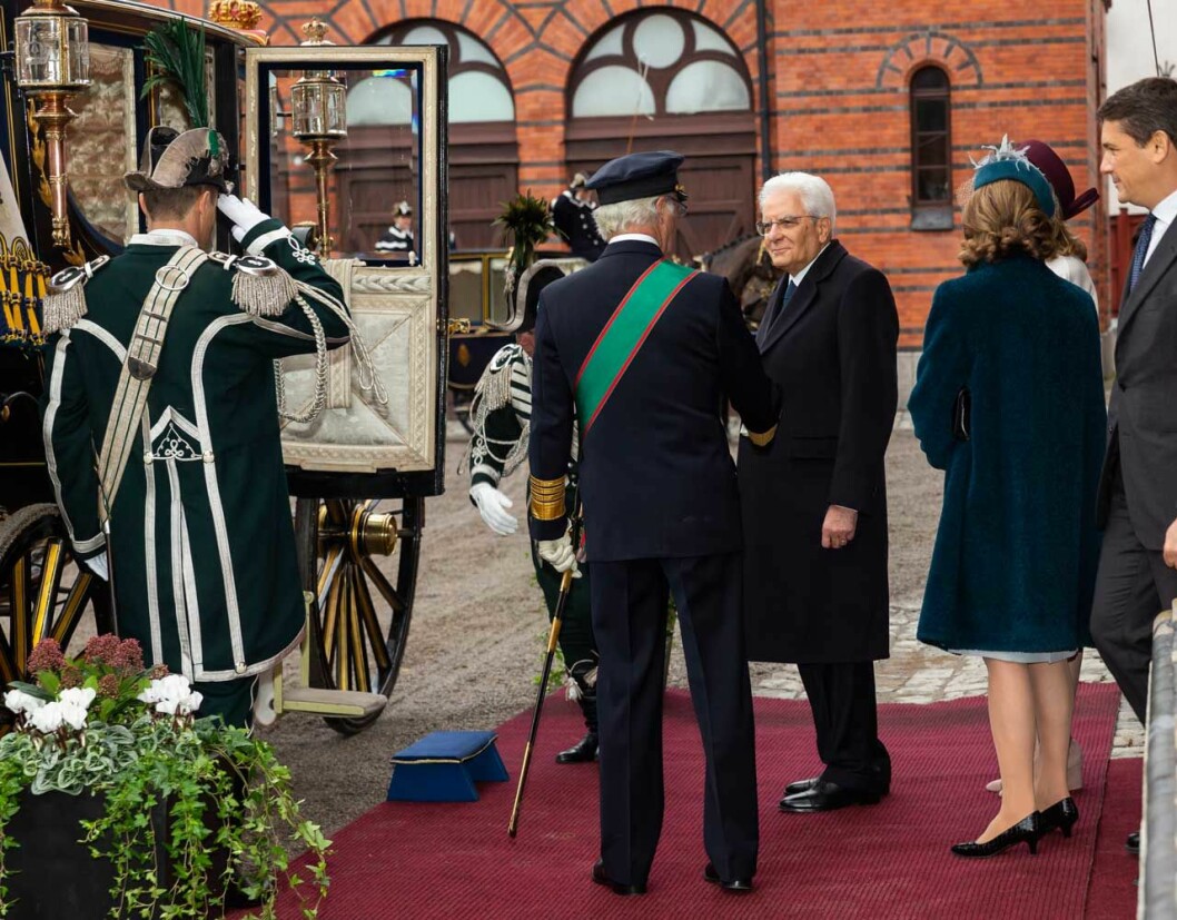 Kungen tar emot Italiens president Sergio Mattarella vid Kungliga Hovstallet.