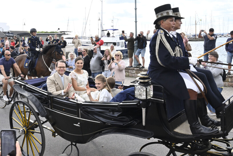 Tusentals var på plats för att gratta kronprinsessan och få se den historiska kortegen. Kronprinsessfamiljen under födelsedagskortegen, Victoriadagen 2022