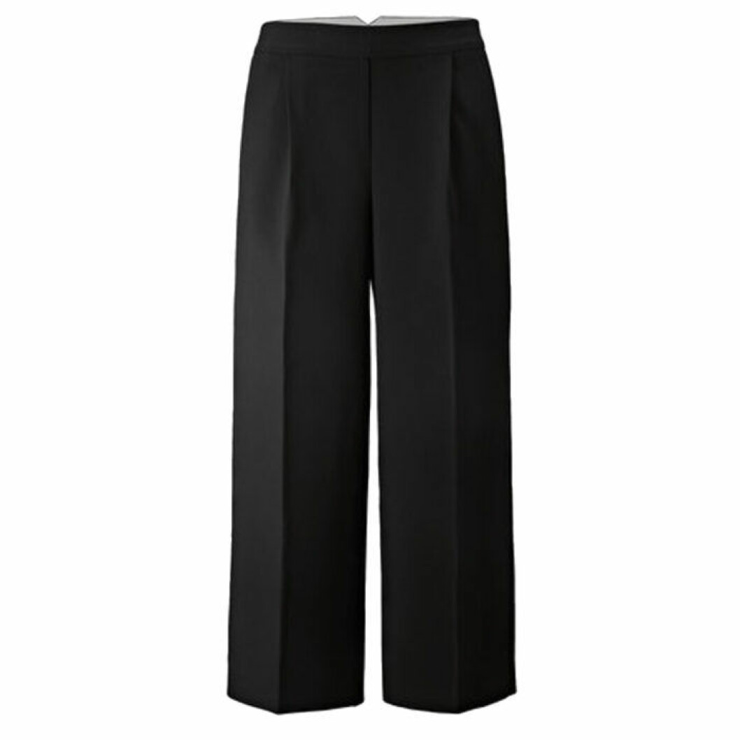 Kostymbyxor från Carin Wester. <a href="https://track.adtraction.com/t/t?a=1136856392&as=1267646502&t=2&tk=1&url=https://www.ahlens.se/Mode/byxor-15179/carin-wester-byxa-fay-svart-89497716/" target="_blank" rel="noopener">Här kan du köpa dem.</a> Svarta kostymbyxor från Carin Wester