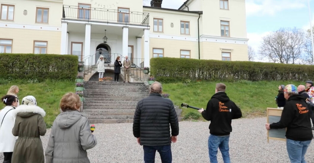 Surprise, kungen! Drottning Silvias överraskning för kungen på 74-årsdagen som firades på Stenhammar.
