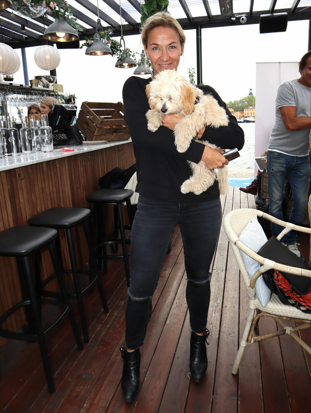 Nu när kronprinsessfamiljen också har skaffat cavapoo har Kristin Kaspersens 2-åriga cavapoo Minou också hamnat i strålkastarljuset. Kristin Kaspersen med sin cavapoo Minoo.