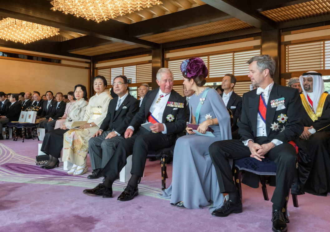 Kronprinsessan Mary fick en pratstund med sin stolsgranne prins Charles. Till höger kronprins Frederik. Kronprinsessan Mary prins Charles kronprins Frederik vid kröningen i Tokyo 2019.
